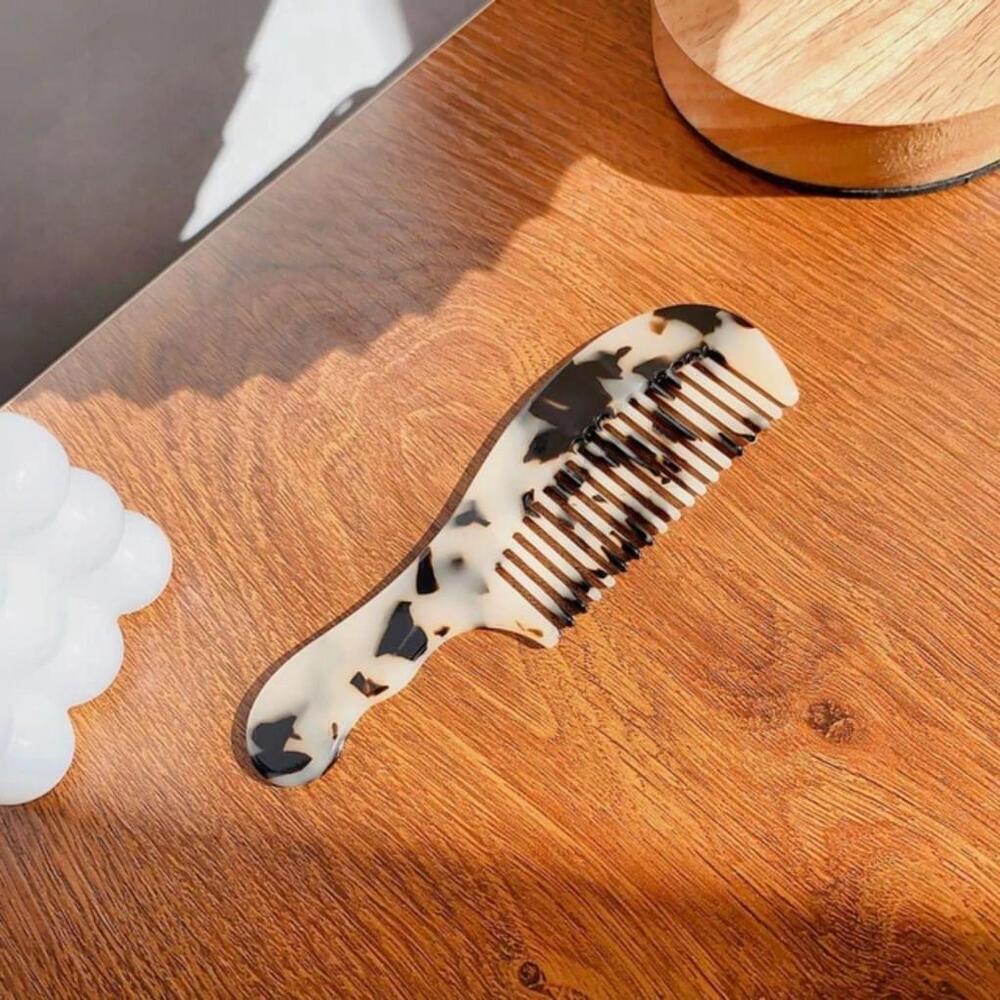 Hair Comb In Beige Marble Pattern